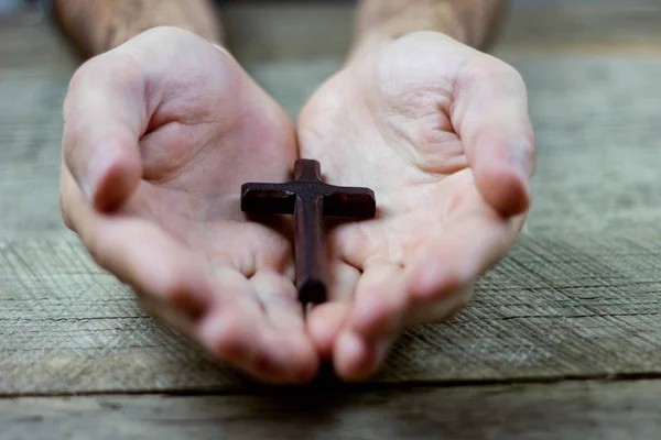 Um jovem tem uma cruz — Fotografia de Stock