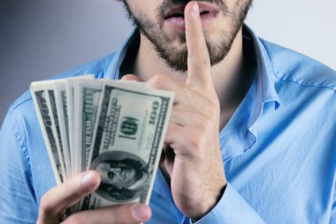 Rüşvet elinde para ile insanlar ve jest sessiz