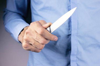 gangster bir bıçakla tehdit ediyor.