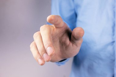 dokunmatik ekranda iterek el.