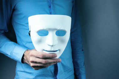 adam elinde maske tutar