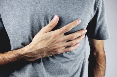 genç adamın kalp ağrıları var.