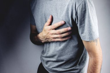 genç adamın kalp ağrıları var.