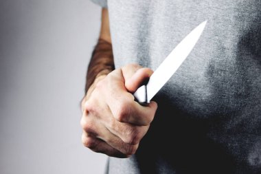 gangster bir bıçakla tehdit ediyor.