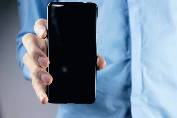 Hombre con teléfono móvil . — Foto de Stock