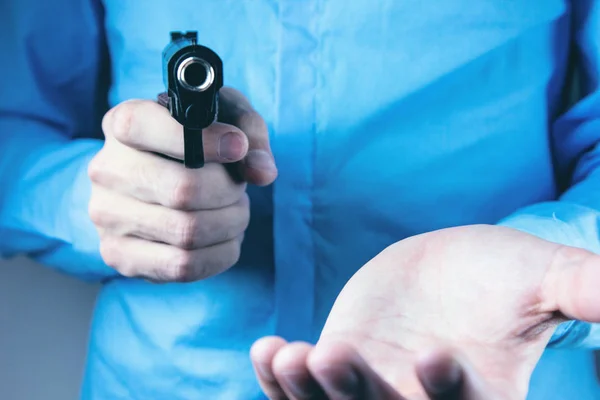 Ladrón con pistola amenazando a alguien para — Foto de Stock