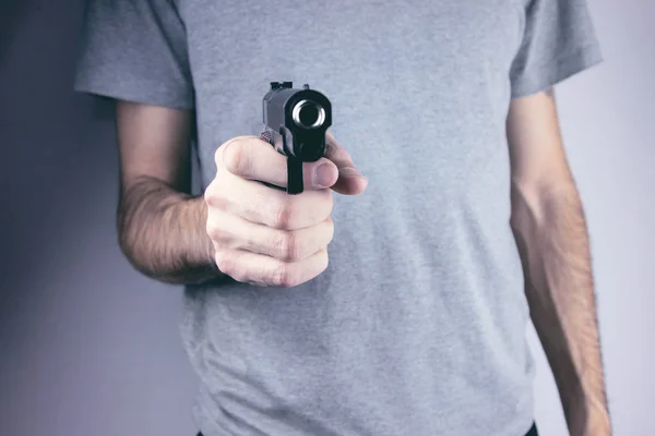 Ladrón con pistola amenazando a alguien para —  Fotos de Stock