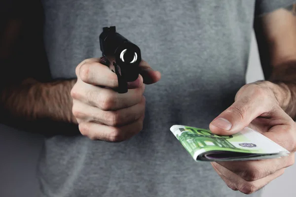 Ladrón con pistola amenazando a alguien para —  Fotos de Stock