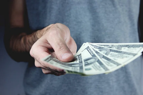 Hombre mostrando una propagación de dinero en efectivo — Foto de Stock