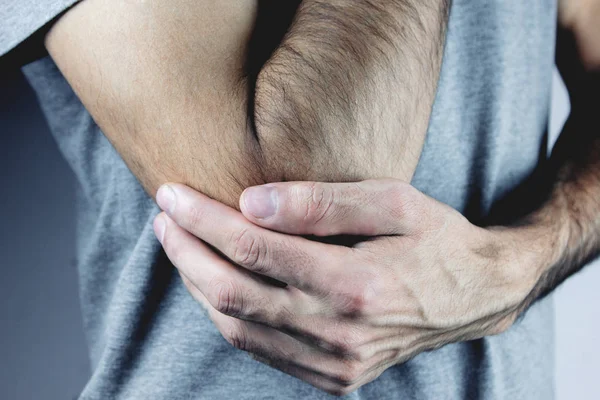 関節痛に苦しむ男性 — ストック写真