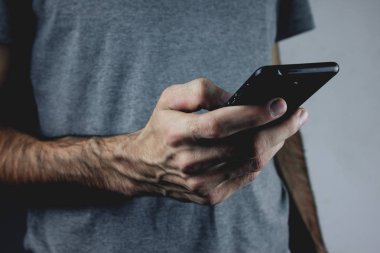 Cep telefonu olan adam. .