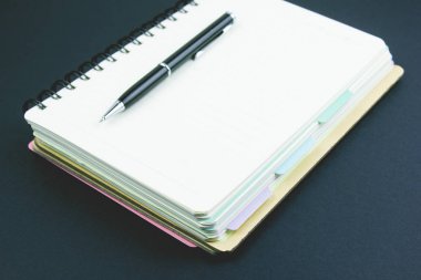 defter ve kalem masaya. 