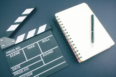 Film yönetmeninin masası. en üstteki görüntü
