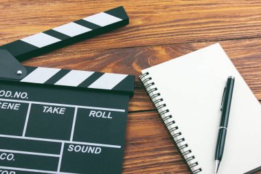 Film yönetmeninin masası. en üstteki görüntü