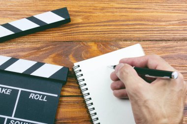Film yönetmeninin masası. en üstteki görüntü