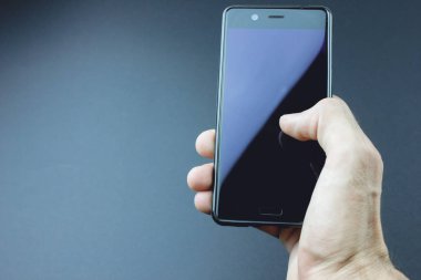 Cep telefonu olan adam. .