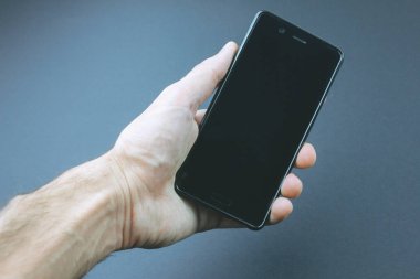 Cep telefonu olan adam. .