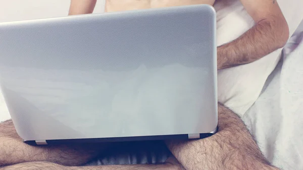 Joven hombre desnudo viendo pornografía —  Fotos de Stock
