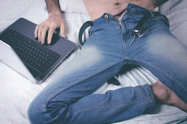 Giovane uomo nudo guardando la pornografia — Foto Stock