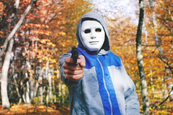 Bir silah ile maskeli soyguncu tehdit — Stok fotoğraf