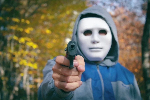 Rapinatore in maschera con una pistola minaccia — Foto Stock