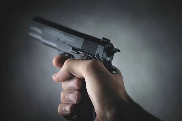Ladrón con pistola amenazando a alguien para — Foto de Stock
