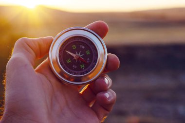 Genç adam el pusulası