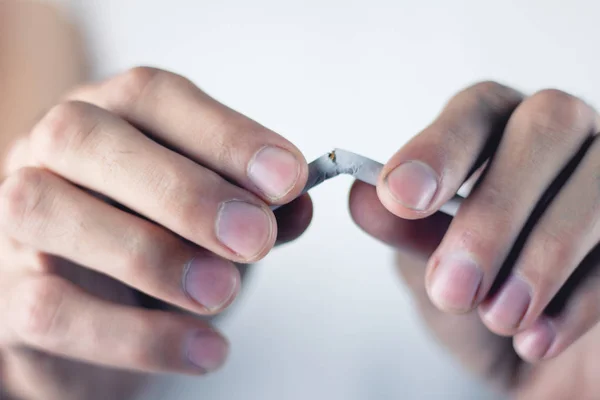 Parando de fumar - mão masculina esmagando cigarro — Fotografia de Stock