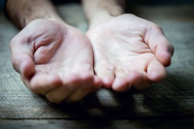 Genç iş adamının eli boş.