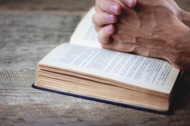dua eden eller üzerinde kutsal İncil