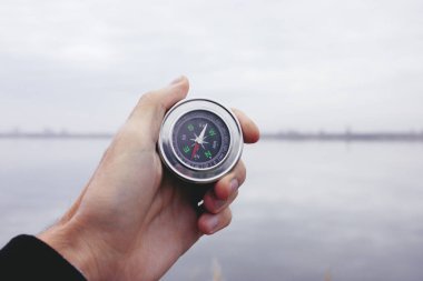 Genç adam el pusulası