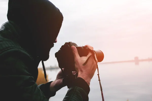 Jovem fotógrafo tira fotos do lago — Fotografia de Stock