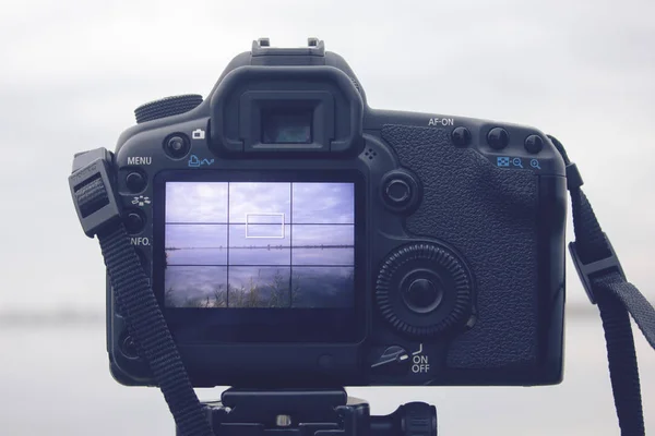 Prendre des photos d'un petit lac — Photo