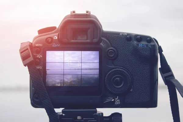 Tomar fotos de un pequeño lago —  Fotos de Stock