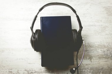 kulaklık ve ahşap masa kitap 