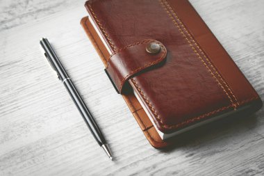 defter ve kalem masaya. 