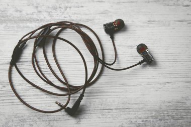 Kulaklıklar beyaz bir tablo