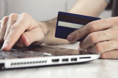 Bilgisayar ve holding kredi kartı kullanarak eller