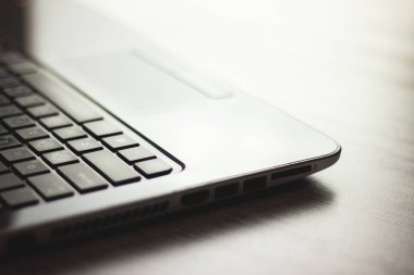 Masanın üstünde laptop