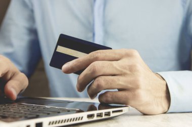 Bilgisayar ve holding kredi kartı kullanarak eller