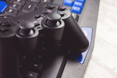 Oyun konsolu ve kablosuz kontrol cihazları