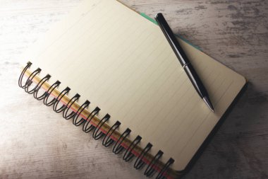 defter ve kalem masaya. 