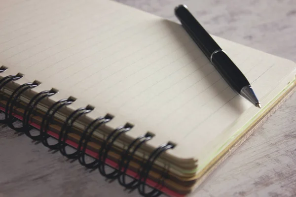 Zápisník a pero na stůl — Stock fotografie