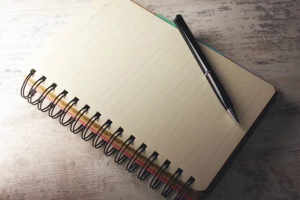 defter ve kalem masaya. 