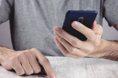 Cep telefonu olan adam. .