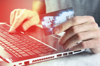 Bilgisayar ve holding kredi kartı kullanarak eller