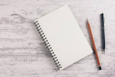 defter ve kalem masaya. 