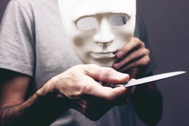 gangster bir bıçakla tehdit ediyor.