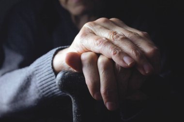 Eller eski kamışı, cilt tutan kadın buruşuk.