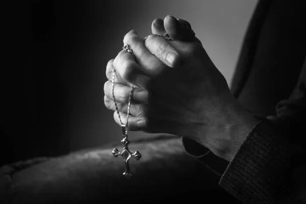Ręce starej kobiety trzymania Krzyża — Zdjęcie stockowe